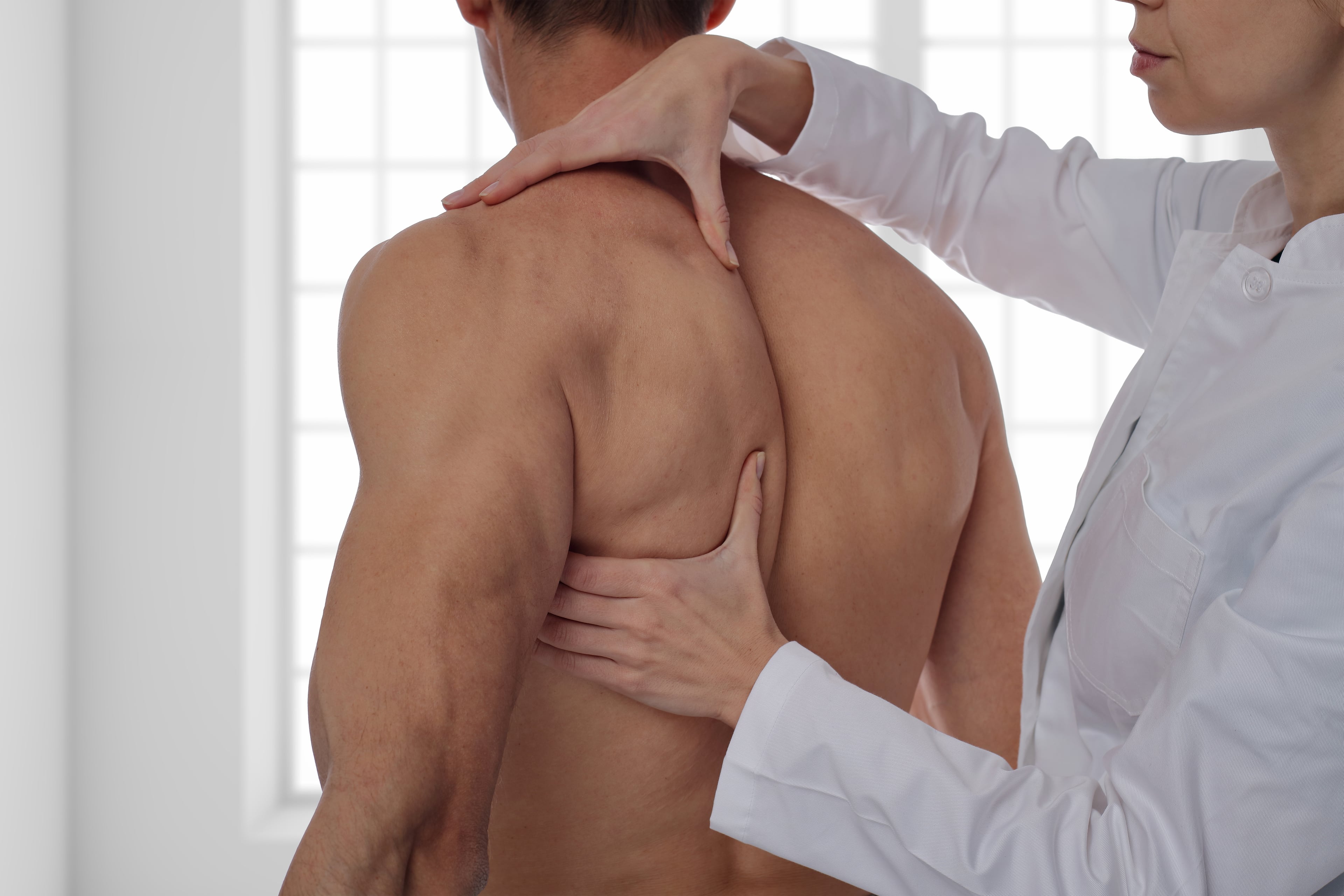 Мануальный массаж спины. Мануальная терапия поясницы. Врач остеопат. Остеопатия позвоночник. Остеопатия спины.